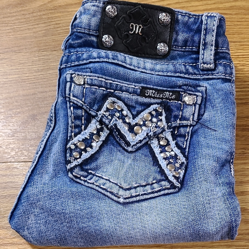 MISS ME VITAGE 14x11 BERMUDA JK1247M2 STUDED FADED DISTRESD DENIM SPARKLE SHORTS
